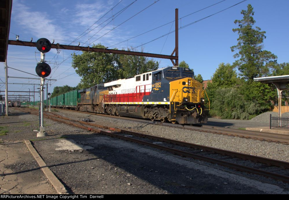 CSX 1852 leads M301